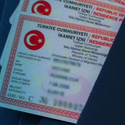 تصريح الإقامة تركيا , التأشيرة التركية , إدارة الهجرة , الإقامة العائلية , الإقامة قصيرة المدة , عقد الإيجار , سند الملكية , تعهد الاستضافة , محامي عربي تركيا